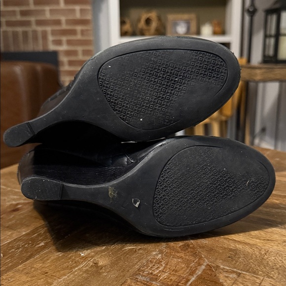 Tory Burch Leila Leather Quilted Wedge Booties 8 - Picture 9 of 9